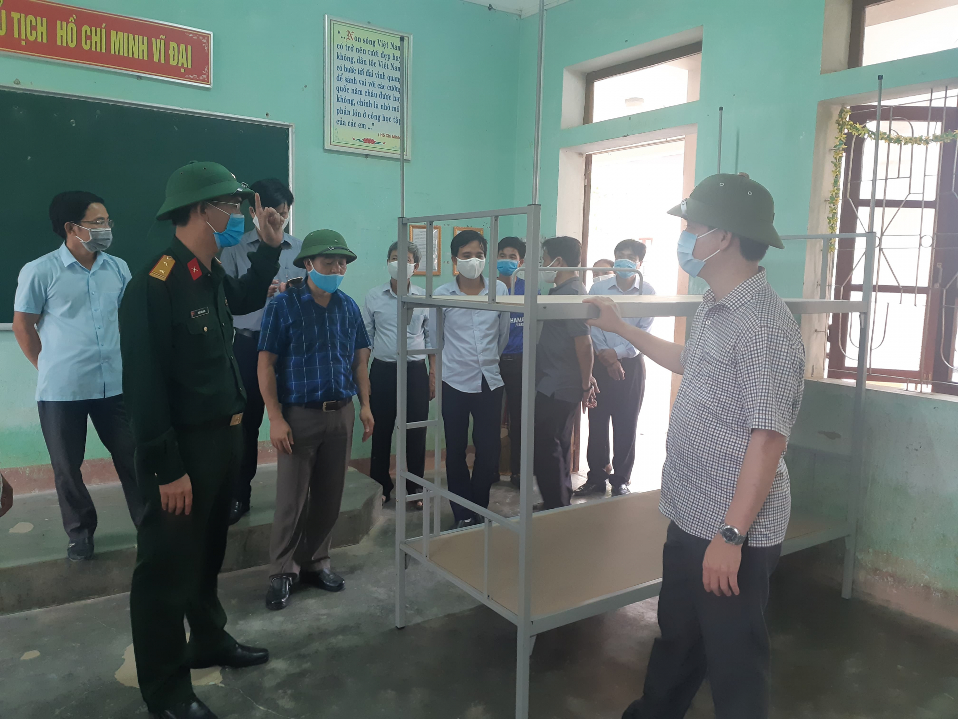 Đ/c Lê Công Hữu kiểm tra cơ sở cách ly phòng chống dịch Covid-19.