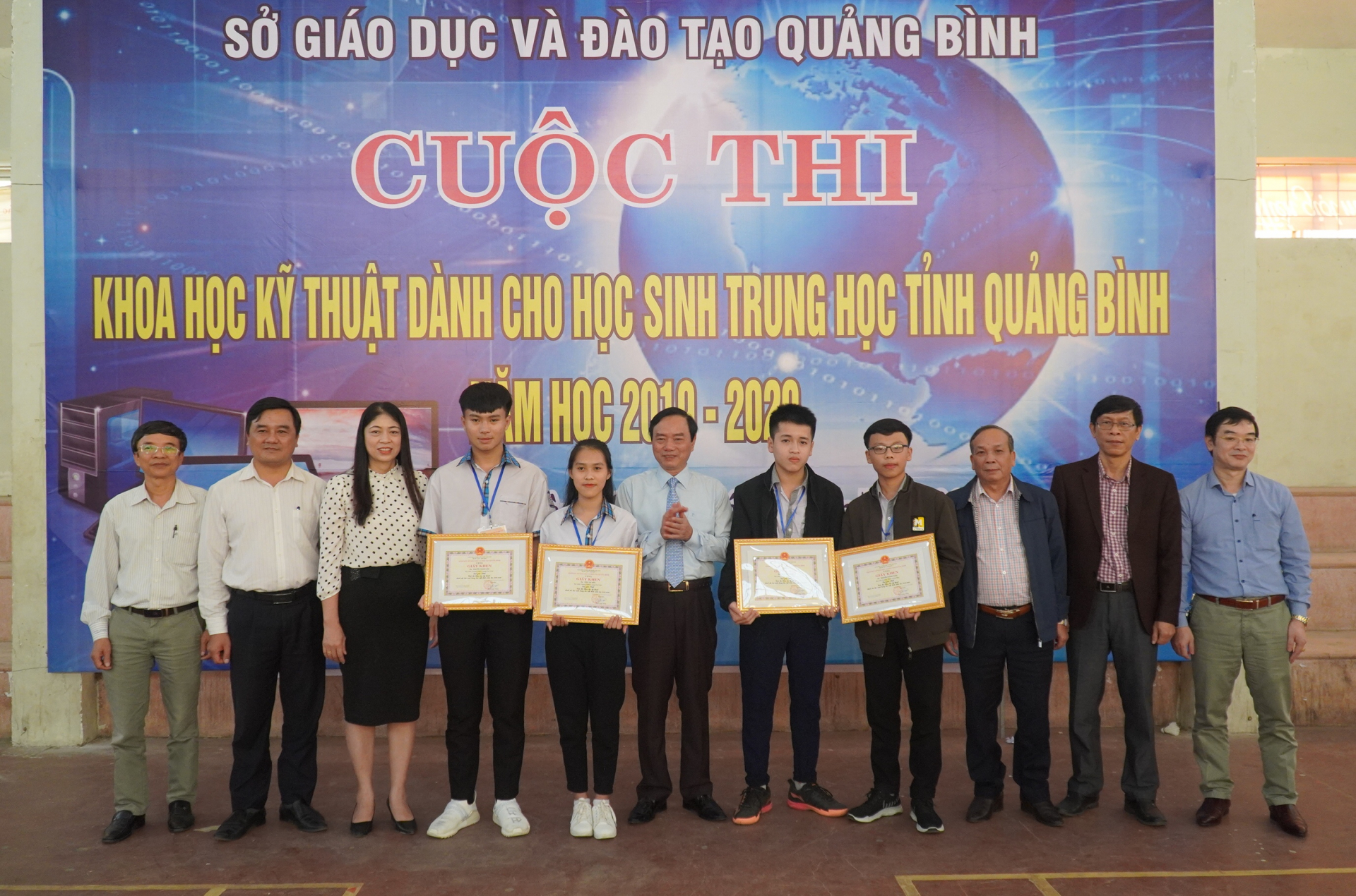 Lãnh đạo Sở GD-ĐT chúc mừng 2 dự án đạt giải nhất và được chọn tham gia cuộc thi KHKT cấp quốc gia dành cho HS trung học năm học 2019-2020.