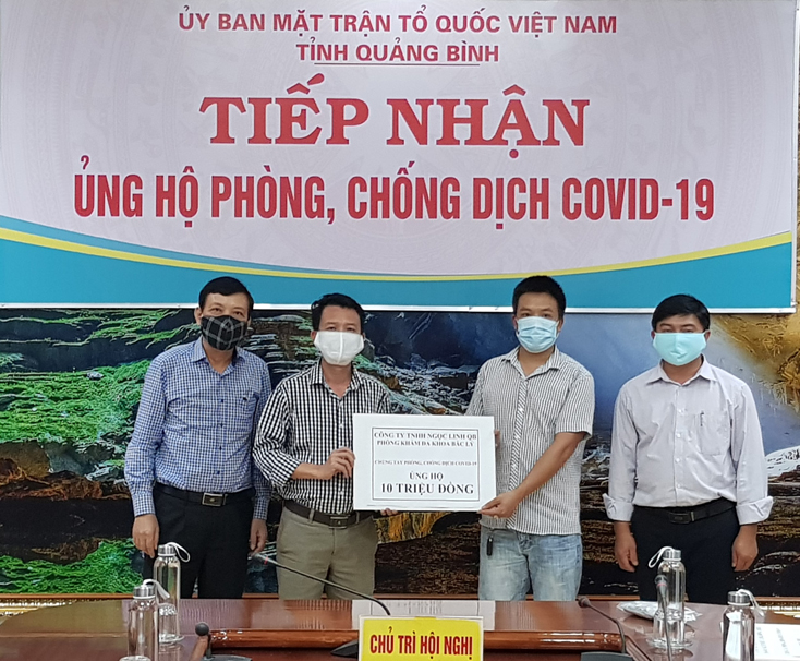 Đại diện Ban Thường trực Ủy ban MTTQVN tỉnh tiếp nhận số tiền ủng hộ 10 triệu đồng từ Phòng khám Đa khoa Bắc Lý