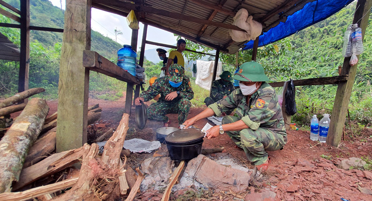 Cán bộ BĐBP nấu cơm giữa rừng