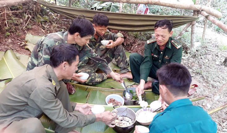 Bữa cơm vội giữa... rừng