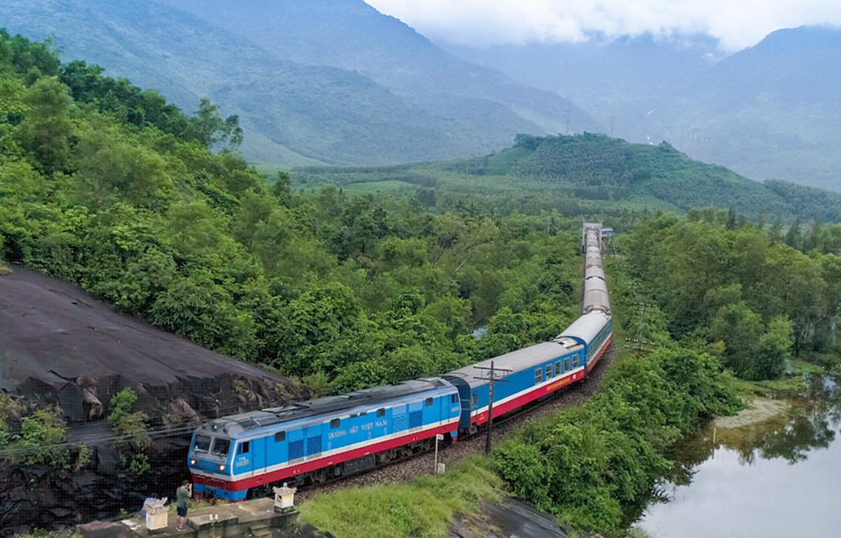   Ngành đường sắt chỉ còn duy trì một đôi tàu khách chạy tuyến Bắc-Nam trong mùa dịch COVID-19. (Ảnh: Minh Sơn/Vietnam+)