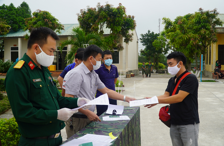 Anh Vũ Văn Độ (Hải Phòng) xúc động nói lời cảm ơn khi nhận giấy chứng nhận hoàn thành cách ly.