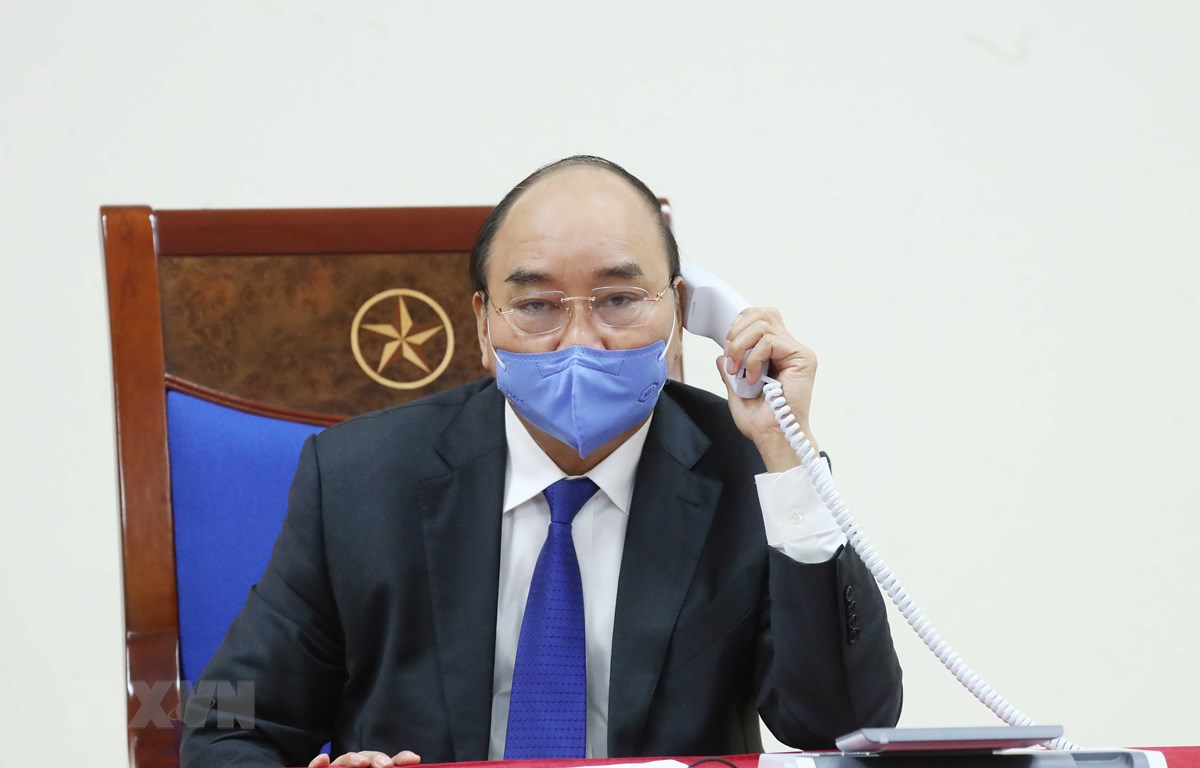 Thủ tướng Chính phủ Nguyễn Xuân Phúc điện đàm với Thủ tướng Quốc vụ viện Trung Quốc Lý Khắc Cường. (Ảnh: Thống Nhất/TTXVN)