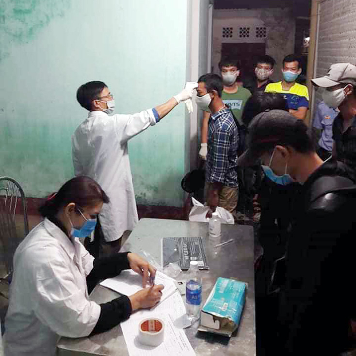 Tổ kiểm dịch y tế tiến hành đo thân nhiệt, lấy thông tin khai báo y tế đối với hành khách xuống tàu.