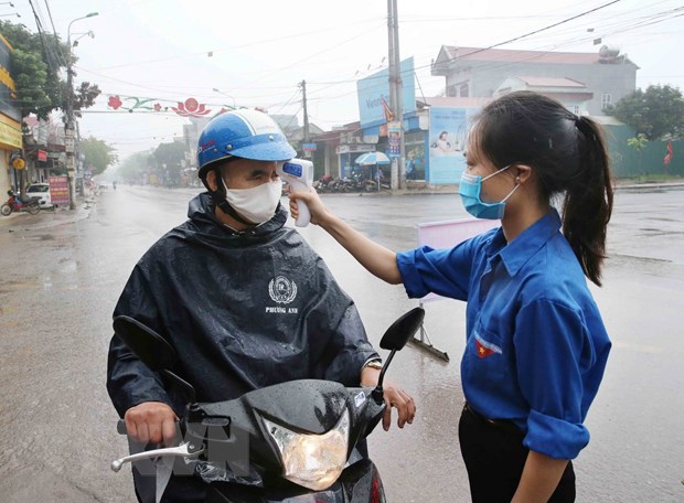 Trạm kiểm dịch COVID - 19 xã Vĩnh Hoà, huyện Ninh Giang kiểm tra thân nhiệt và lập danh sách theo dõi những người đi vào huyện. (Ảnh: Phương Hoa/TTXVN)