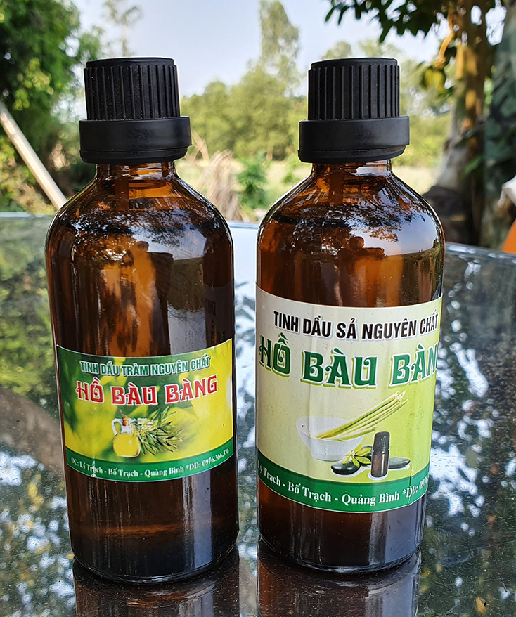  Sản phẩm tinh dầu tràm, dầu sả Hồ Bàu Bàng của anh Lê Viết Tùng. 