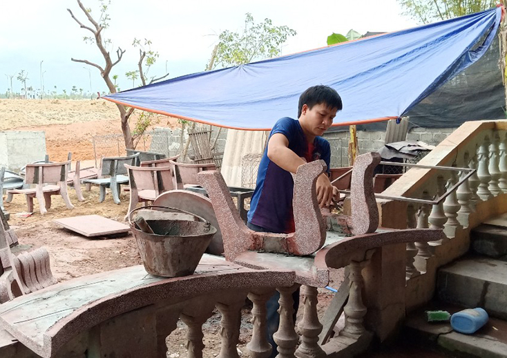 Mô hình sản xuất ghế đá mang lại thu nhập ổn định cho anh Hoàng Trung Thành sau khi xuất ngũ. 