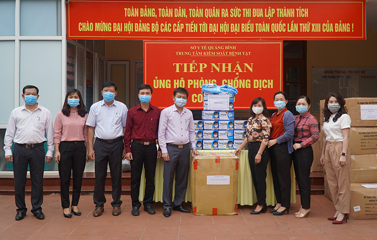 Các cô giáo mầm non TP. Đồng Hới quyên góp ủng hộ khẩu trang y tế cho các y bác sỹ tuyến đầu chống dịch.