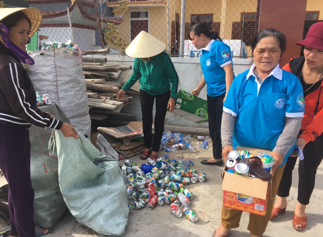Các hội viên phụ nữ thôn Xuân Lộc, phường Quảng Phúc tổ chức thu gom phế liệu nhằm gây quỹ hoạt động.