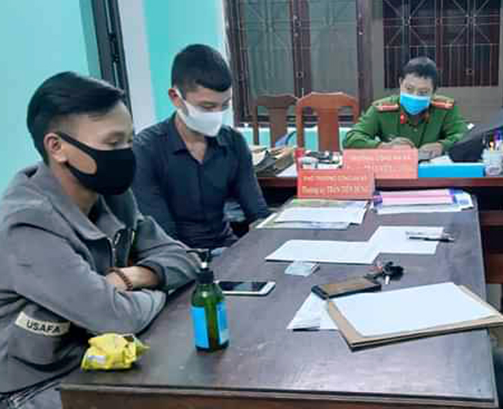 Công an xã Trung Trạch, huyện Bố Trạch bắt quả tang 2 đối tượng sử dụng trái phép chất ma túy.