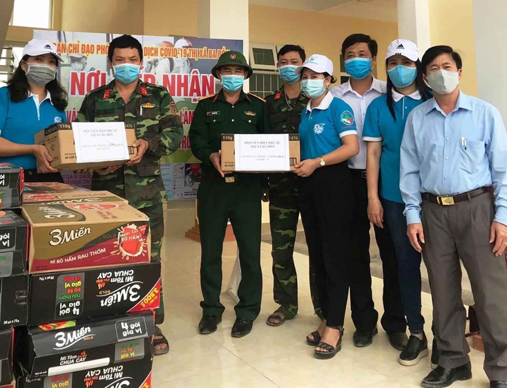 Hội LHPN thị xã Ba Đồn trao hỗ trợ nhu yếu phẩm cho khu cách ly trên địa bàn