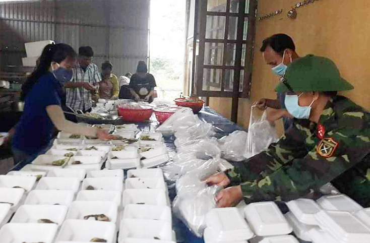 Các tổ chức đoàn thể phối hợp, hỗ trợ LLVT huyện Bố Trạch chuẩn bị bữa cơm cho công dân đang thực hiện biện pháp cách ly, phòng chống dịch bệnh. 