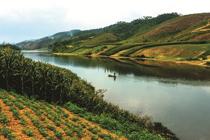 Đôi bờ sông Gianh. Ảnh: Lê Thanh Thu