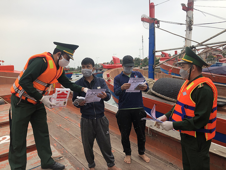 Phát tài liệu, hướng dẫn ngư dân chu đáo về cách phòng trách