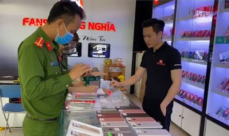 Lực lượng công an phát hiện các cửa hàng kinh doanh một lượng lớn điện thoại hãng Apple Iphone do nước ngoài sản xuất nhưng không có hóa đơn chứng từ hợp pháp chứng minh nguồn gốc xuất xứ