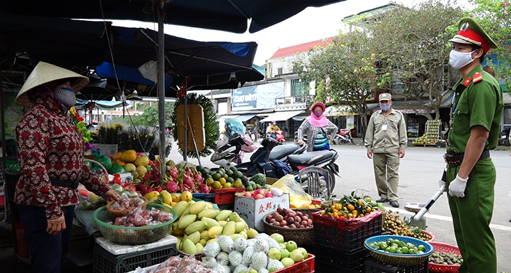 Lực lượng Công an tuyên truyền, vận động người dân chấp hành tốt Chỉ thị 16 của Thủ tướng Chính phủ về cách ly xã hội