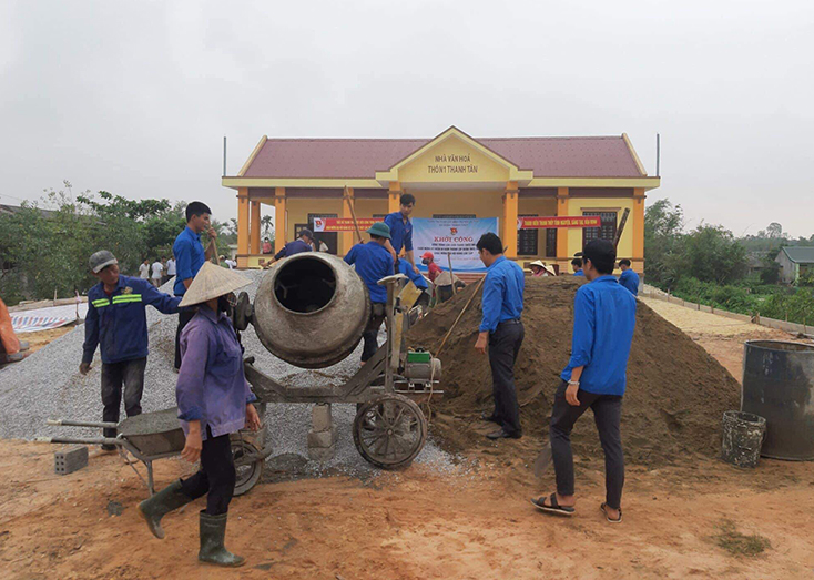 Đoàn viên thanh niên Lệ Thủy luôn hăng hái, nhiệt huyết tham gia xây dựng nông thôn mới.