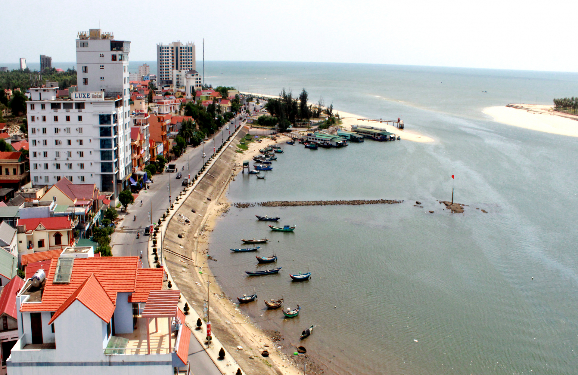 Bên cửa biển Nhật Lệ hôm nay. Ảnh: Tiến Hành
