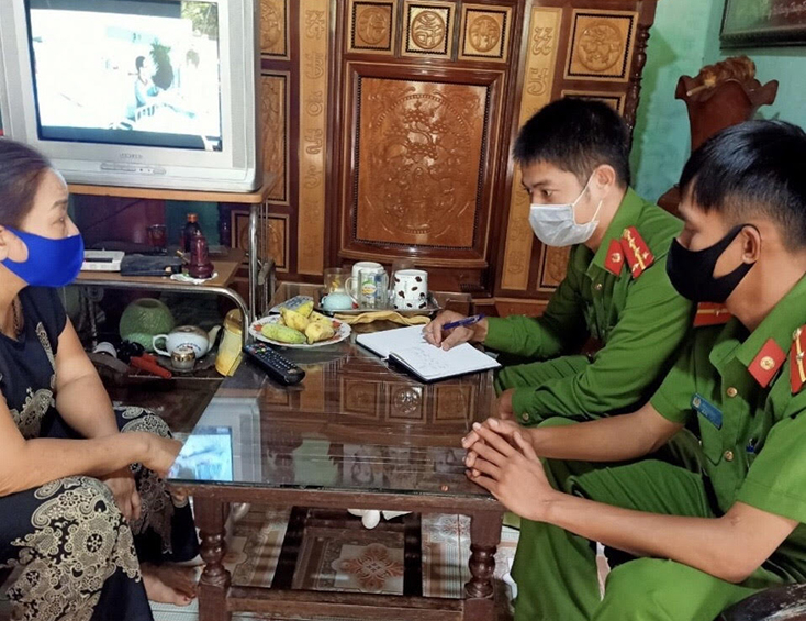  Lực lượng Công an xã An Thủy về từng hộ dân để tuyên truyền, vận động, hướng dẫn các biện pháp phòng, chống dịch bệnh Covid-19 
