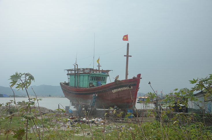 Một cơ sở đóng tàu đang sơn sửa, gây mùi hôi cho người dân 