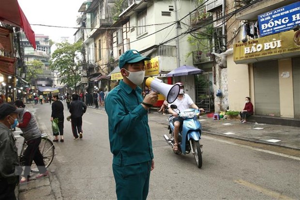 Các lực lượng chức năng làm nhiệm vụ giãn cách xã hội tại phố Nguyễn Thiện Thuật, phường Đồng Xuân, quận Hoàn Kiếm, Hà Nội. (Ảnh: Doãn Tấn/TTXVN)