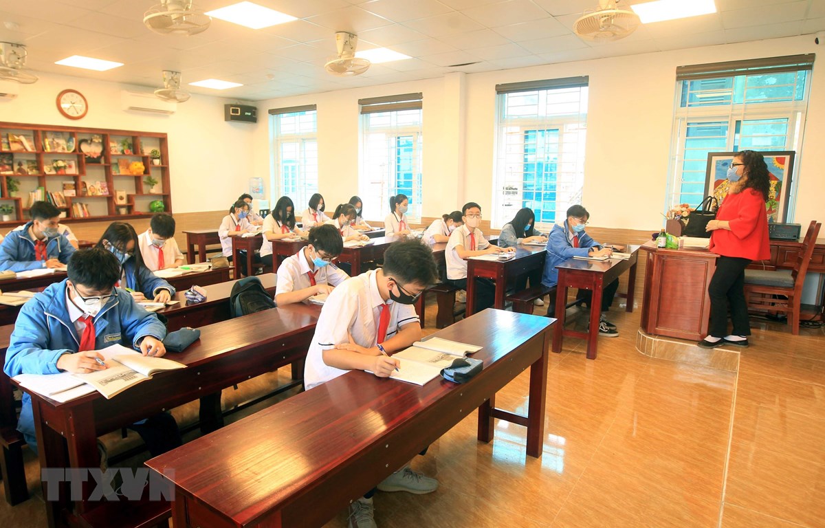 Học sinh ngồi học giãn cách đảm bảo an toàn phòng dịch COVID-19. (Ảnh: An Đăng/TTXVN)