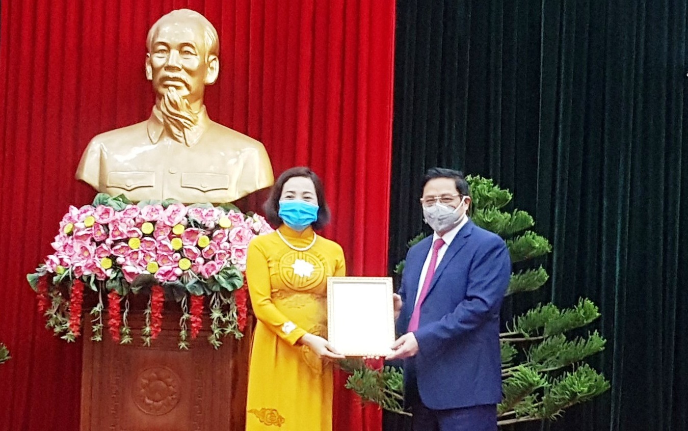 Đồng chí Phạm Minh Chính trao quyết định và chúc mừng đồng chí Nguyễn Thị Thanh. Ảnh: Chinhphu.vn.