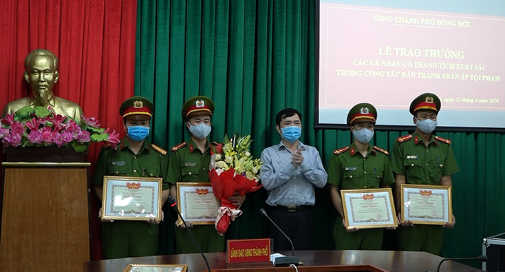 Đồng chí Hoàng Đình Thắng, Chủ tịch UBND TP. Đồng Hới tặng hoa, trao giấy khen cho các cá nhân.