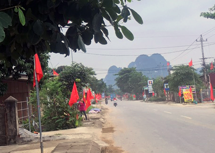 Những ngày qua, bà con ở xã Phúc Trạch treo cờ Tổ quốc hướng tới kỷ niệm ngày 30-4 và 1-5. 