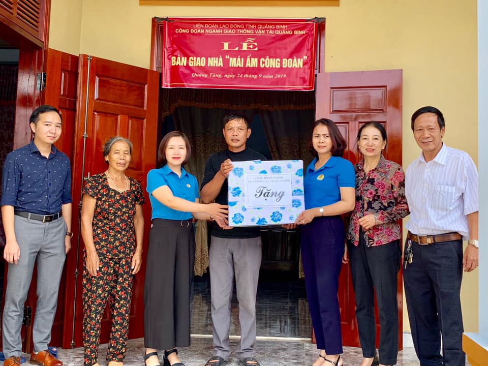  Chị Phạm Nhung Anh (mặc áo xanh, bên phải) trong lễ bàn giao nhà  