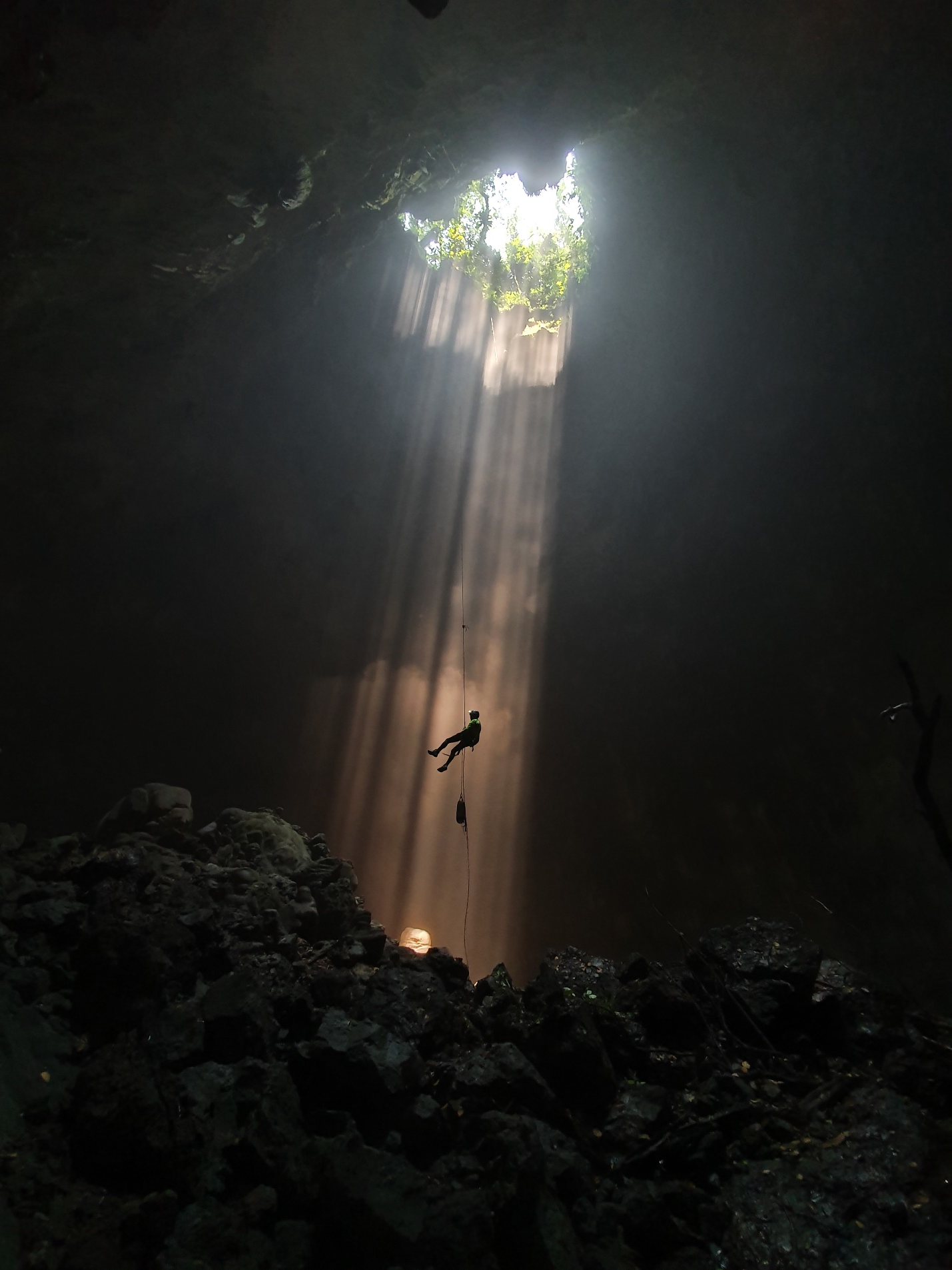 Khám phá bí ẩn của hang Loọng Con. Ảnh: Ryan Deboodt
