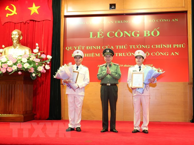 Thừa ủy quyền của Thủ tướng Chính phủ, Đại tướng Tô Lâm, Ủy viên Bộ Chính trị, Bí thư Đảng ủy Công an Trung ương, Bộ trưởng Bộ Công an trao Quyết định bổ nhiệm cho 2 Thứ trưởng Bộ Công an. (Ảnh: Doãn Tấn/TTXVN)