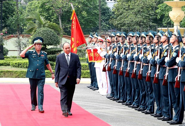 Thủ tướng Nguyễn Xuân Phúc duyệt đội danh dự. (Ảnh: Thống Nhất/TTXVN)