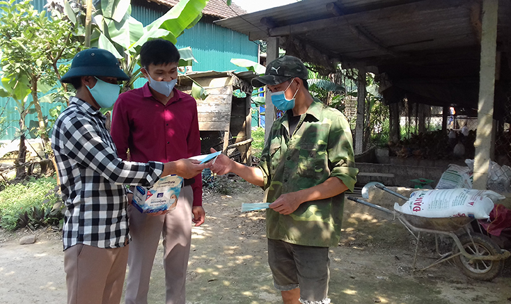 Hội Nông dân xã Xuân Hóa, huyện Minh Hóa phát khẩu trang phòng, chống dịch bệnh Covid-19 cho bà con nông dân. 