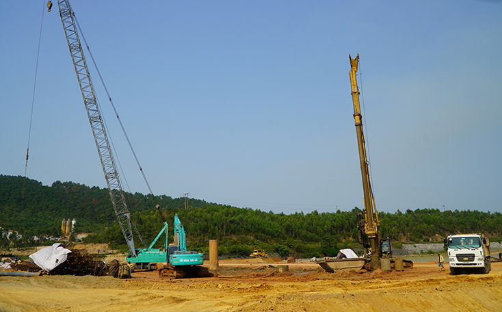  Nhiều máy móc thiết bị thi công hiện đại của Tập đoàn Sơn Hải được huy động cho công trình. 