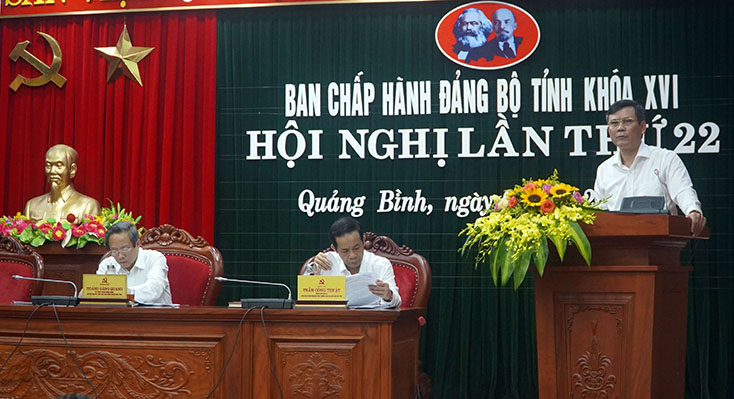 Đồng chí Phó Bí thư Thường trực Tỉnh ủy Trần Thắng trình bày báo cáo kinh tế - xã hội và công tác xây dựng Đảng 4 tháng đầu năm