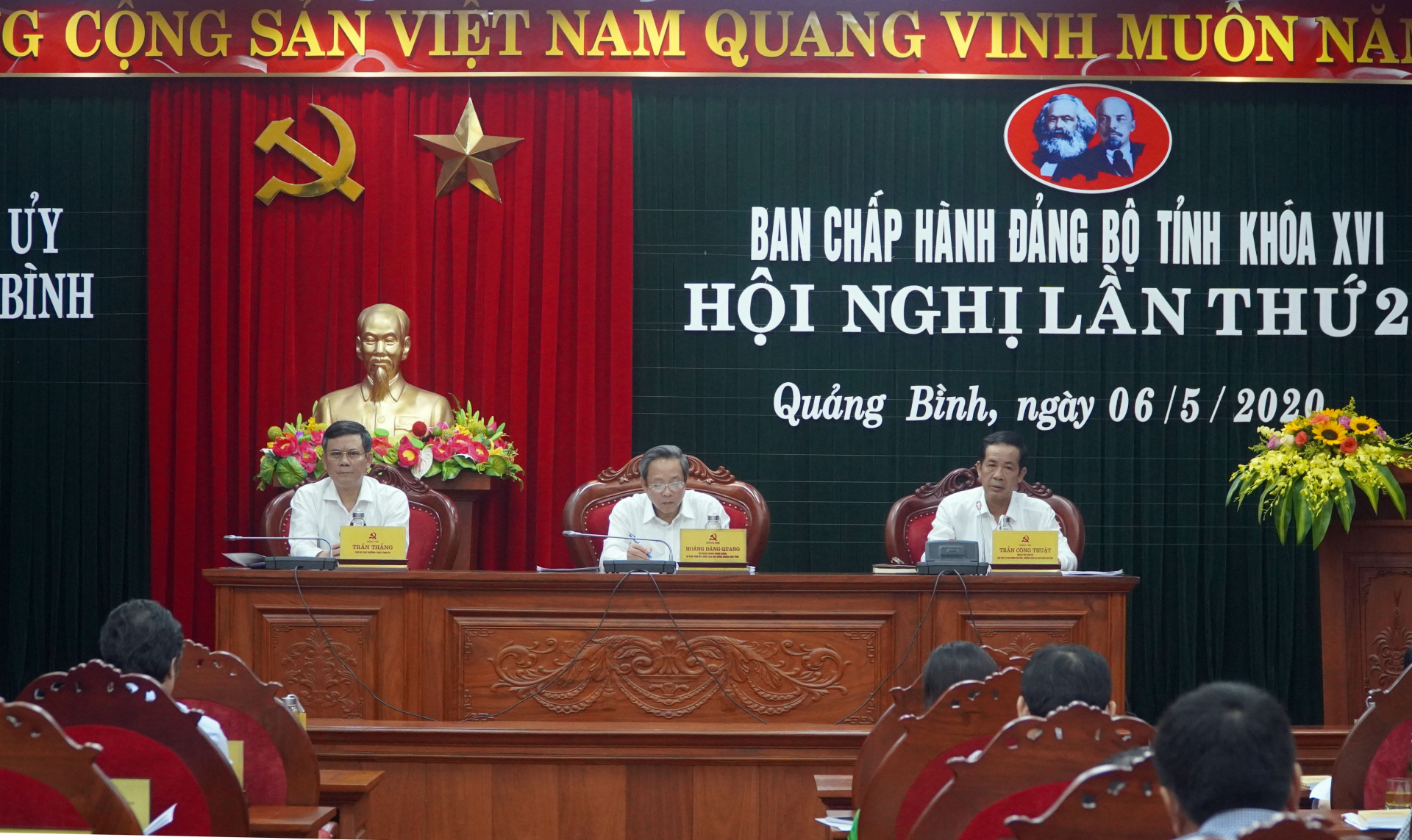 Các đồng chí trong Thường trực Tỉnh ủy điều hành hội nghị.