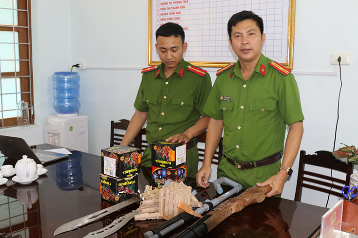 Qua tuyên truyền, vận động, nhiều người dân đã tự giác đến giao nộp pháo cho lực lượng Công an