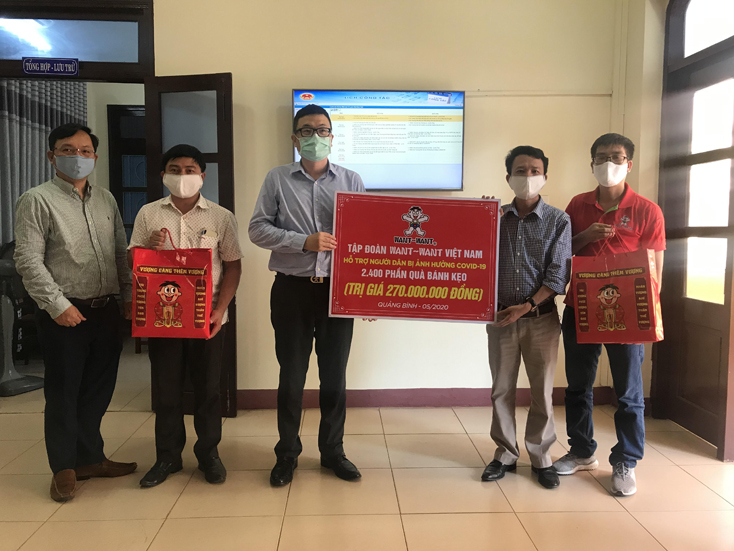 Đại diện Tập đoàn Want-Want Việt Nam trao biển tượng trưng tặng 2.400 suất quà cho lãnh đạo Ủy ban MTTQVN tỉnh