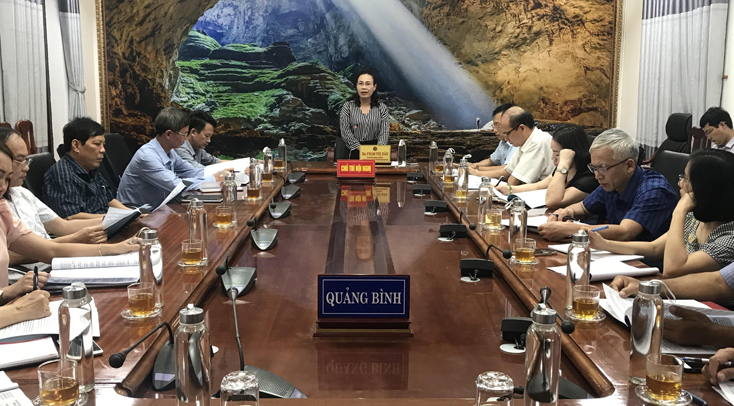 Đồng chí Chủ tịch Ủy ban MTTQVN tỉnh Phạm Thị Hân phát biểu kết luận hội nghị