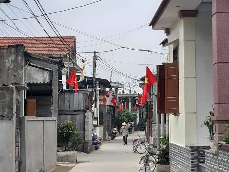    Các hộ giáo dân thôn Văn Phú, xã Quảng Văn, TX. Ba Đồn treo cờ đỏ sao vàng chào mừng lễ 30-4 và 1-5.