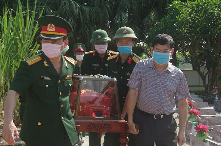 Các đại biểu tiễn đưa liệt sỹ về nơi an nghỉ cuối cùng.