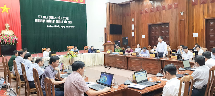 Các đại biểu thảo luận tại hội nghị.