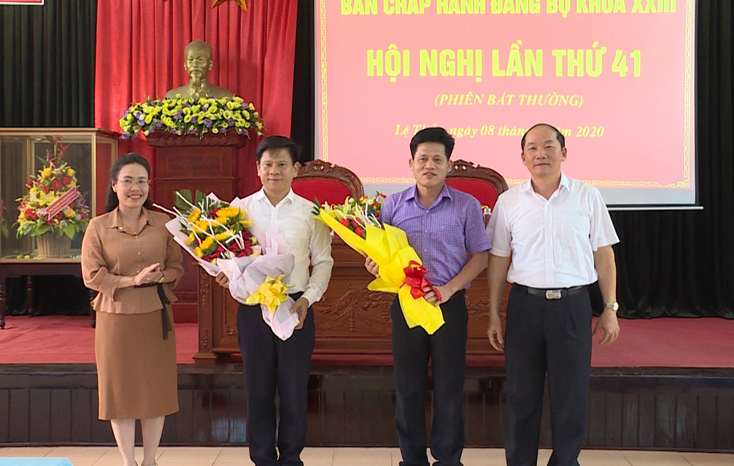 Đồng chí Trần Xuân Vinh và đồng chí Phạm Thị Hân tăng hoa, chúc mừng đồng chí Lê Văn Bảo và đồng chí Lê Vĩnh Thế trên cương vị mới