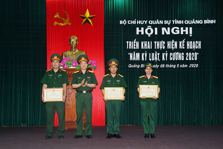Thủ trưởng Bộ CHQS tỉnh trao bằng khen của Bộ Quốc phòng và Bộ Tư lệnh Quân khu 4 cho các tập thể, cá nhân có thành tích xuất sắc trong tham gia thực hiện phòng, chống dịch Covid-19
