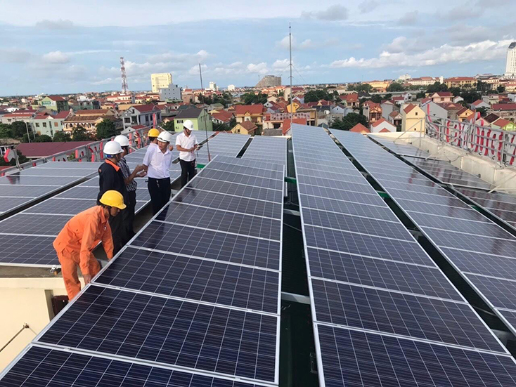 Lắp đặt hệ thống điện mặt trời áp mái. 