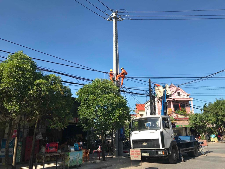 Công nhân Điện lực Đồng Hới đang cắt cung, san tải các trạm biến áp.