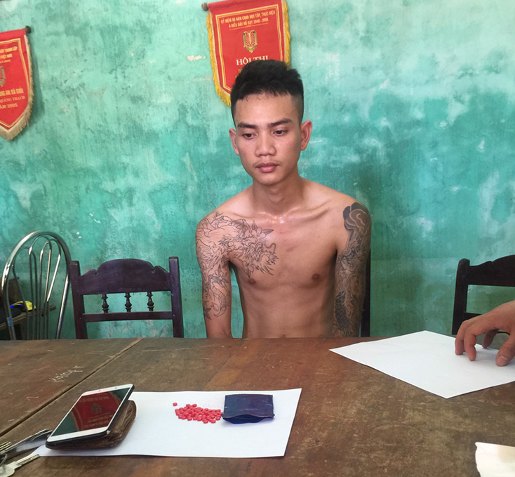 Đối tượng Trần Ngọc Sơn và tang vật vụ án.