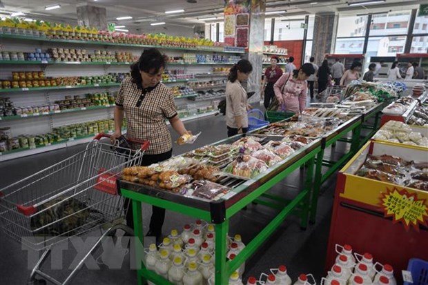 Người dân Triều Tiên mua sắm thực phẩm sản xuất trong nước tại một siêu thị ở Bình Nhưỡng. (Ảnh: AFP/TTXVN)
